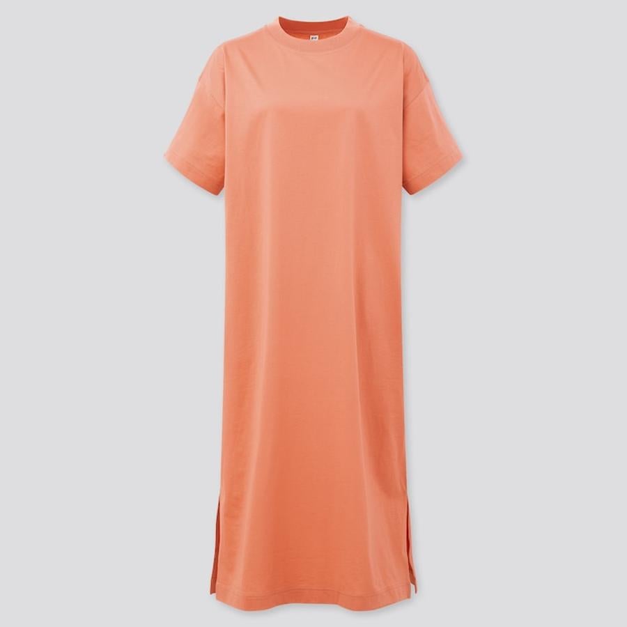 Con corte recto y bajos con aperturas en los lados, este vestido camiseta de Uniqlo viene en un naranja ideal para los estilismos veraniegos. Cuesta 19,90 euros y está disponible entre las tallas XXS y XL.