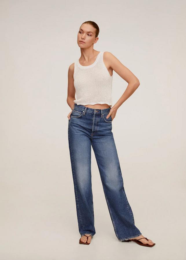 Uno de nuestros favoritos es este top crochet de Mango confeccionado en algodón con cuello redondo y tirantes anchos. Cuesta 19,99 euros y está disponible en las tallas S, M y L.