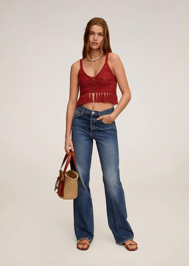 Para aquellas que apuesten por un estilismo bohemio, Mango ha lanzado este top crochet con cuello de pico, tirantes y bajo acabado en flecos. Tiene cierre de botones en la parte delantera y cuesta 19,99 euros. Está disponible en naranja tostado y blanco, en las tallas S, M y L.