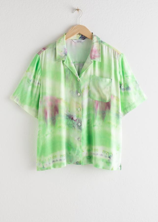 Camisa de manga corta de &Other Stories (59 euros).