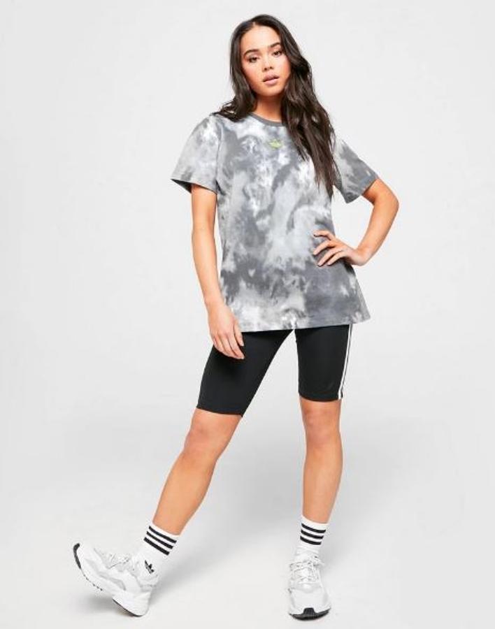 Camiseta gris de corte oversized de Adidas (28 euros).