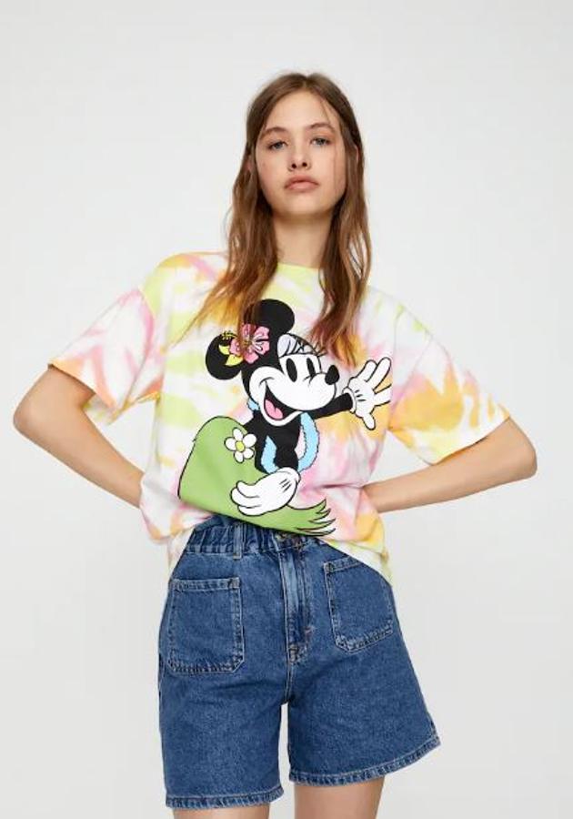 Camiseta de manga corta de Minnie Mousse de Pull&Bear( 15,99 euros).