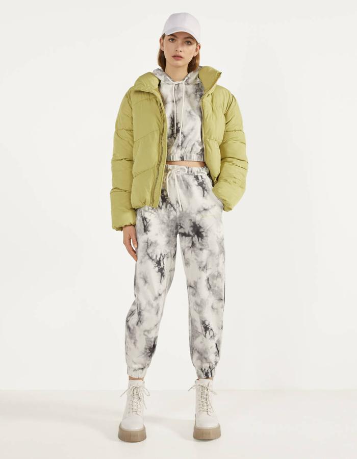 Chándal en tonos grises con sudadera cropped (11,99 euros) y pantalones jogger (19,99 euros) de Bershka.