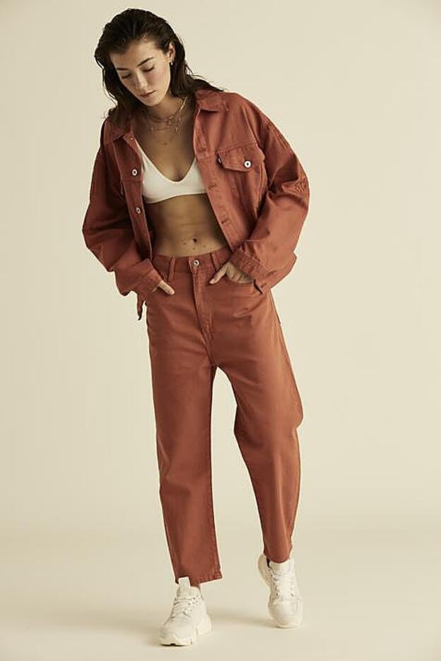 Los vaqueros que lleva Lucía Rivera son de Levi's, cuestan 140 euros y tienen la cazadora a juego.