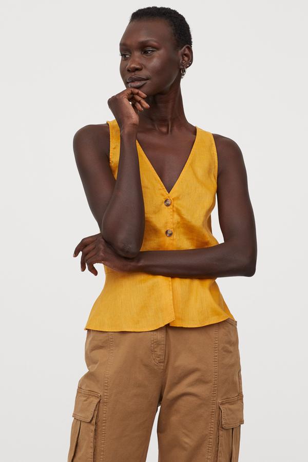 Blusa chaleco de lino en amarillo oscuro, de H&M (14,99 euros).