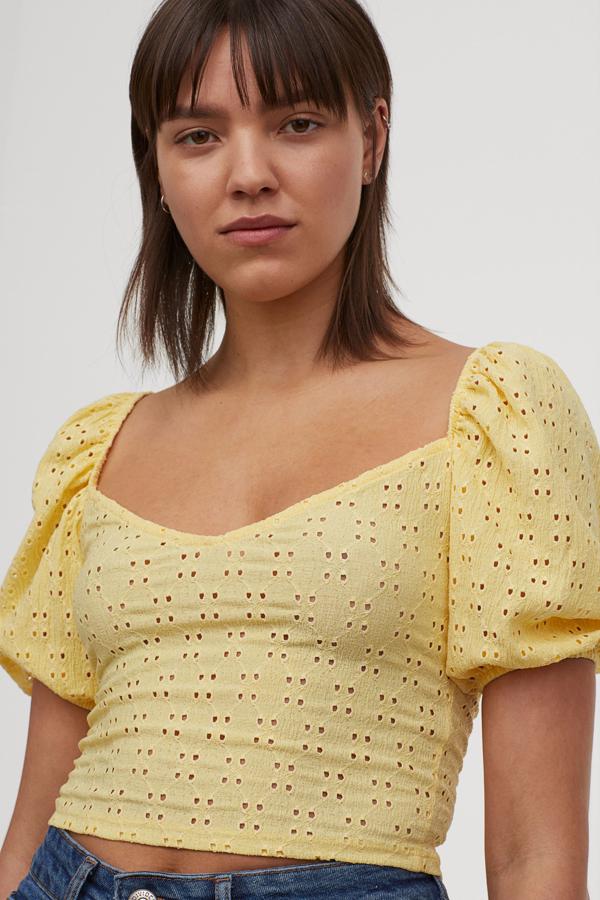 Top amarillo de punto calado, de H&M (14,99 euros).