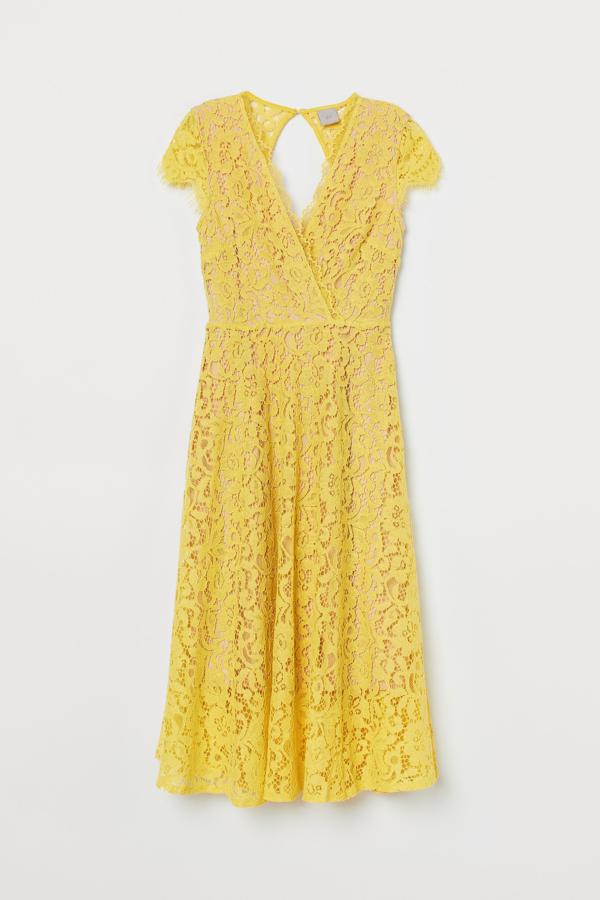 Vestido de encaje amarillo con escote en la espalda, de H&M (69,99 euros).