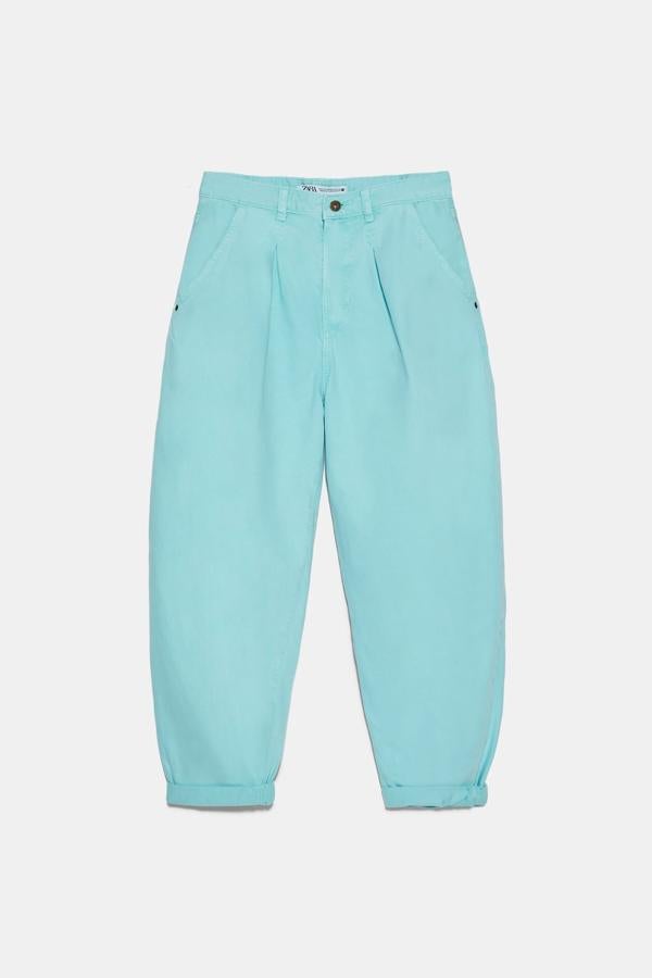Uno de nuestros favoritos es este pantalón azul pastel de Zara de tiro alto y diseño slouchy. Pertenece a la colección sostenible de Inditex y tiene detalle de pliegues en el frontal. Cuestan 25,95 euros y están disponibles entre las tallas 32 y 44.