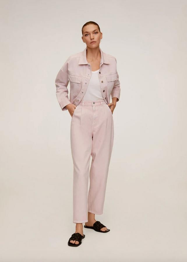 Con diseño ancho y tiro alto, estos jeans de Mango pertenecen a su colección sostenible y vienen en un rosa pastel que nos encanta. Cuestan 29,99 euros y están disponibles entre las tallas 32 y 44.