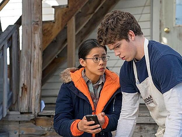 Los actores Leah Lewis y Daniel Diemer en una escena de "Conquista a medias"