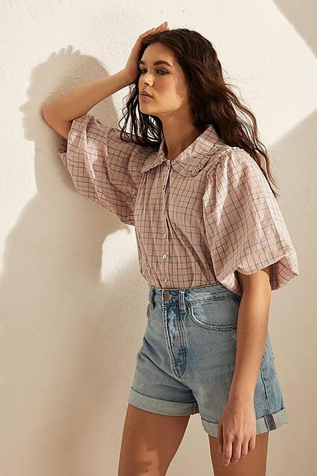 Camisa cuello bebé de Stradivarius. (19,99 euros).