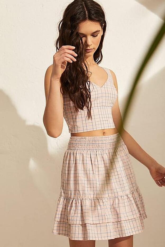 Crop top estampado cuadros (15,99 euros). Falda mini con volantes (19,99 euros).