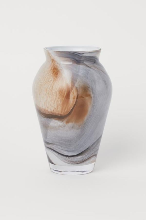 Jarrón de efecto mármol de H&M Home, (34,99 euros).