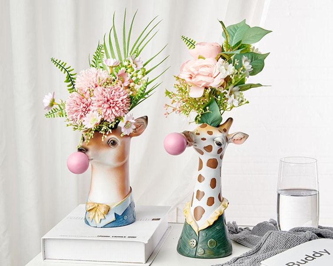 Jarrón en forma de jirafa y ciervo de Fourline, (39 euros).