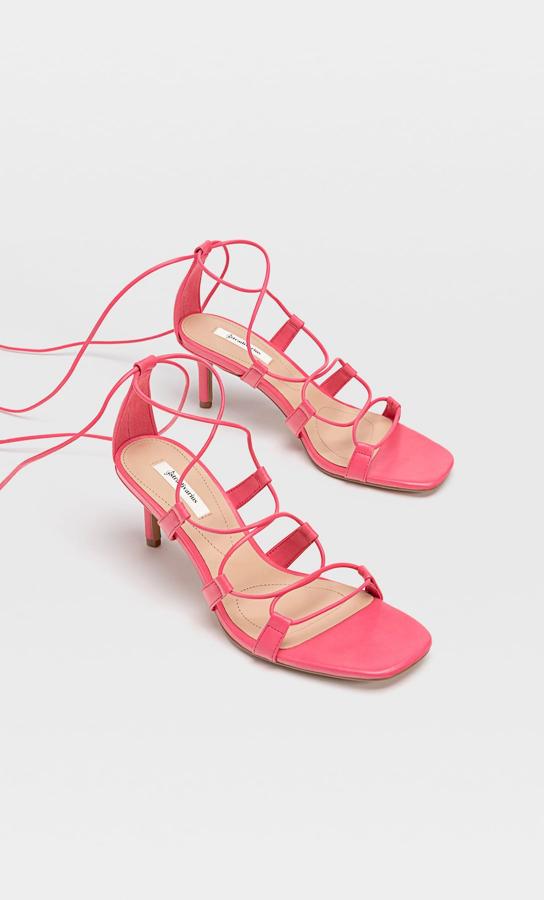 Sandalias de tiras ajustables con tacón fino en color fucsia (29,99 euros).