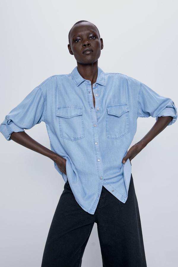 Con bolsillos en el pecho y solapa en el cuello, esta camisa de manga larga ajustable con trabilla pertenece a la colección sostenible de Zara. Con detalle de pinza en la espalda y botones en plateado, tiene un precio de 25, 95 euros y está disponible entre las tallas XS y XL