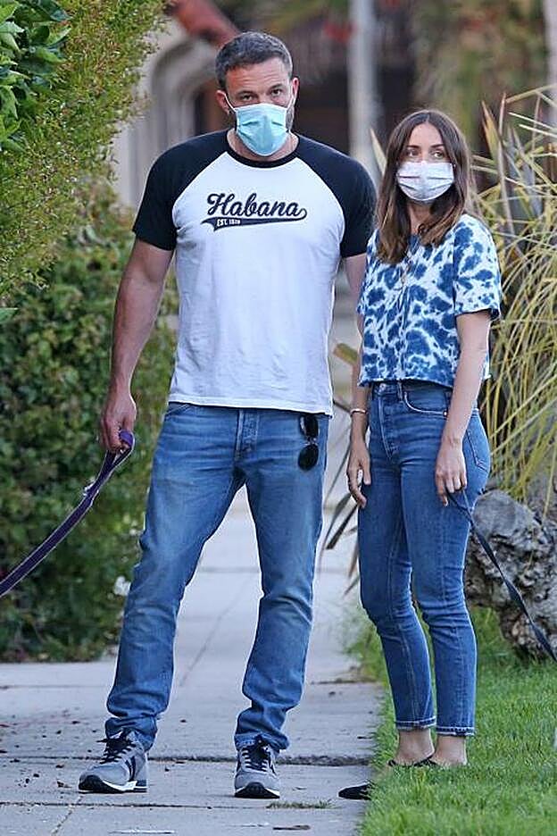 Ana de Armas y Ben Affleck durante uno de sus ya tradicionales paseos para sacar a los perros.