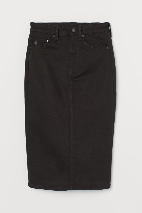 Falda midi ajustada efecto tubo de H&M en color negro. (29,99 euros).