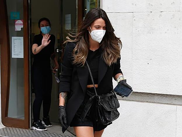 Laura Matamoros sale de la peluquería en Madrid.