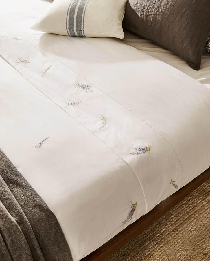 Sábanas blancas con dibujos de lavanda, (desde 9,99 euros).