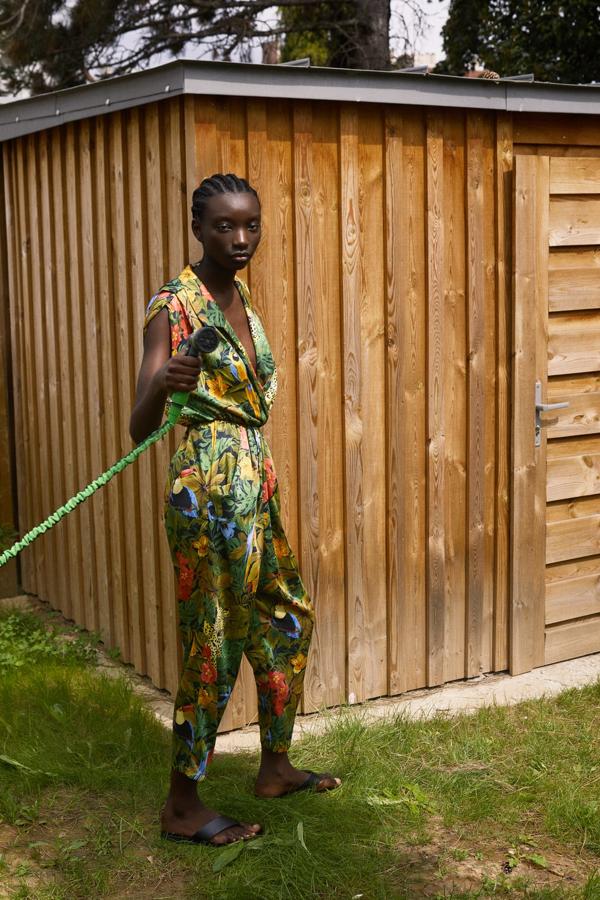 Otra propuesta tropical de Zara es este mono largo de cuello solapa y escote de pico con manga sisa. Con detalle de pinzas y cintura elástica, tiene un precio de 39,95 euros y está disponible entre las tallas XS y XL.