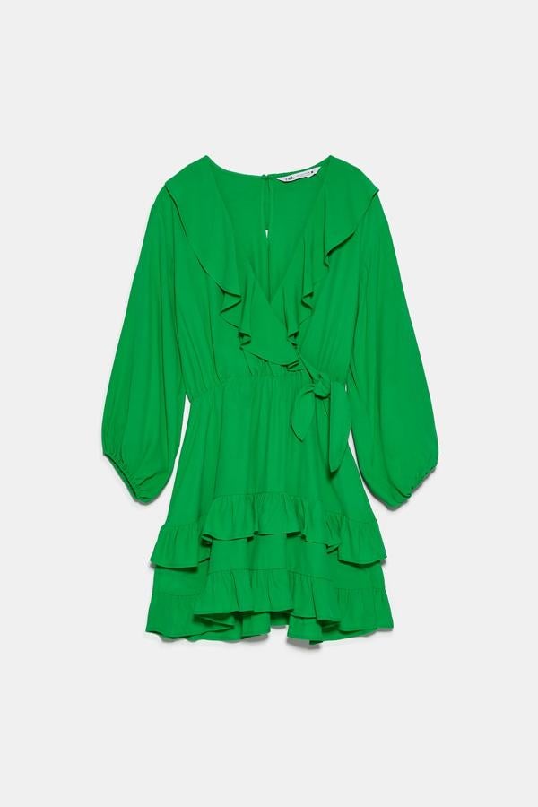 A medio camino entre el vestido y el mono está esta prenda en un verde intenso con detalle de volantes en el pecho y el bajo. Pertenece a la colección sostenible de la firma de Inditex y tiene un precio de 29,95 euros. Puedes comprarlo entre las tallas XS y XL.