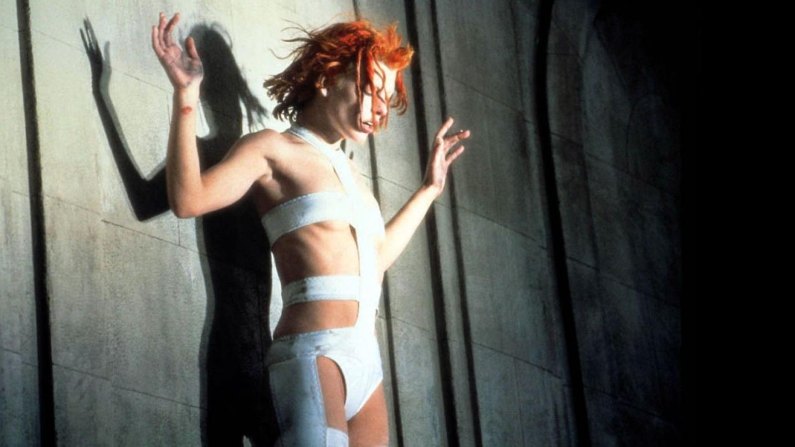 Casi mil prendas diseñó el francés para esta película futurista rodada por Luc Besson con Milla Jovovich y Bruce Willis al frente. Tejidos y colores de todas la variedades, patrones inesperados (como el famoso body blanco de tiras de Jovovich) con un acabado llamativo y distópico. Un personal homenaje en clave pop a cintas clásicas del género de ciencia ficción como Metropolis o Blade Runner.