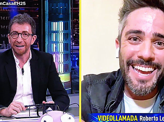 Pablo Motos charlando con Roberto Leal en 'El Hormiguero'.