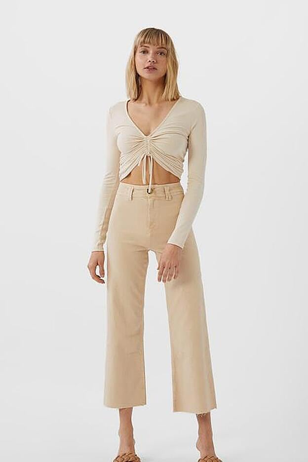 Estso pantalones de la nueva colección de Stradivarius son baratísimos y además hacen tipazo.