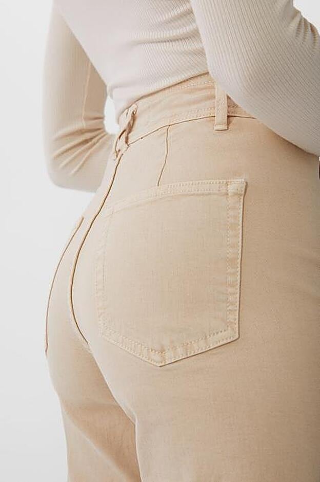 Estos pantalones culotte d ela nueva colección de Stradivarius te harán parecer más delgada gracias a su tejido de 99% algodón con un 1% de elastano. Cuestan 25,99 euros.