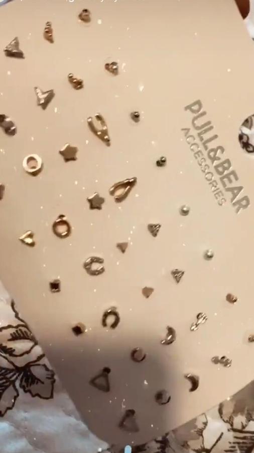 Como último complemento Rocío ha escogido este pack de pendientes pequeños perfectos "para hacer un montón de combinaciones" (9,99 euros).