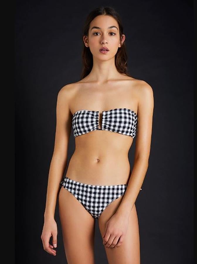 Bikini de cuadros vichy con top de corte bandeau con estructura, de la colección de baño de Sfera (11,99 euros la parte de arriba y el mismo precio la de abajo).