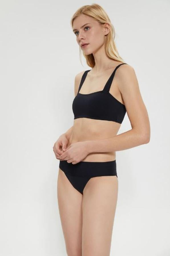Bikini negro de inspiración años 90, de la colección de baño de Sfera (7,99 euros la parte de arriba y 7,99 la de abajo).