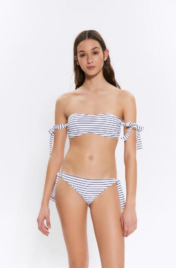 De rayas finas y con top 'bandeu' y tirantes caídos con lazada, de la colección de baño de Sfera (11,99 el top y 9,99 la braguita ajustable).