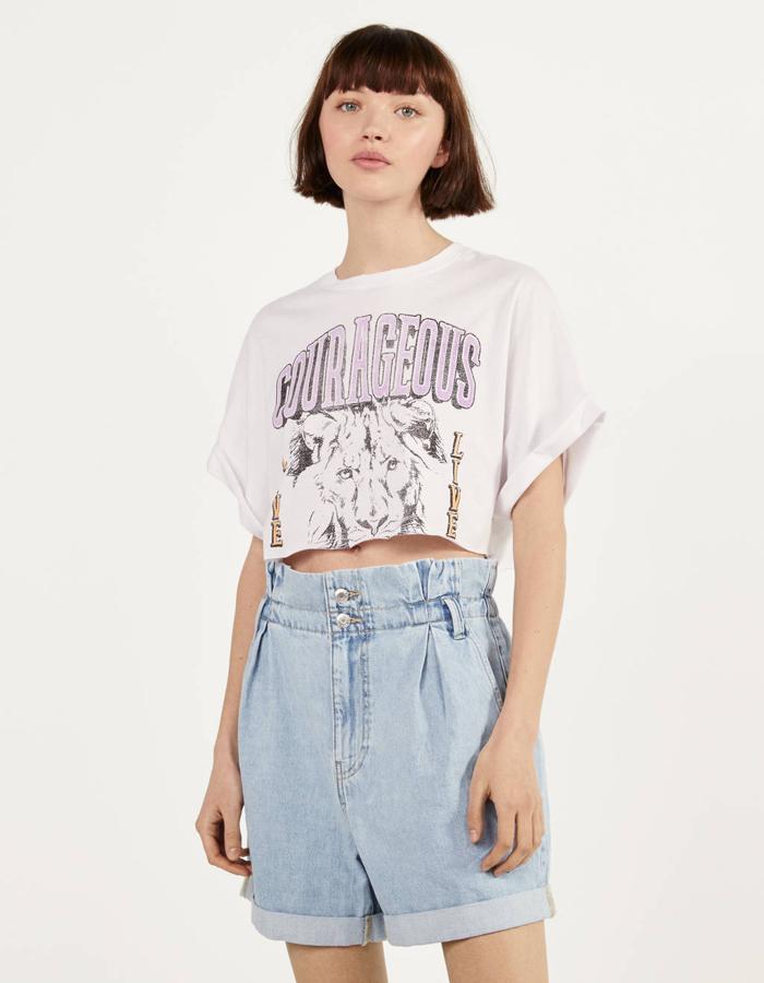 En blanco roto, y confeccionada en algodón orgánico, esta camiseta de Bershka con manga corta con dobladillo cuesta 7,99 euros y está disponible entre las tallas XS y L.