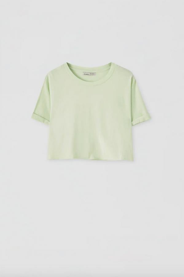 A veces no hace falta acertar con el mensaje, si no con el tono, y esta camiseta de Pull&Bear en verde lima nos parece perfecta para cualquier estilismo veraniego. Cuesta 5,99 euros y está disponible entre las tallas XS y XL.