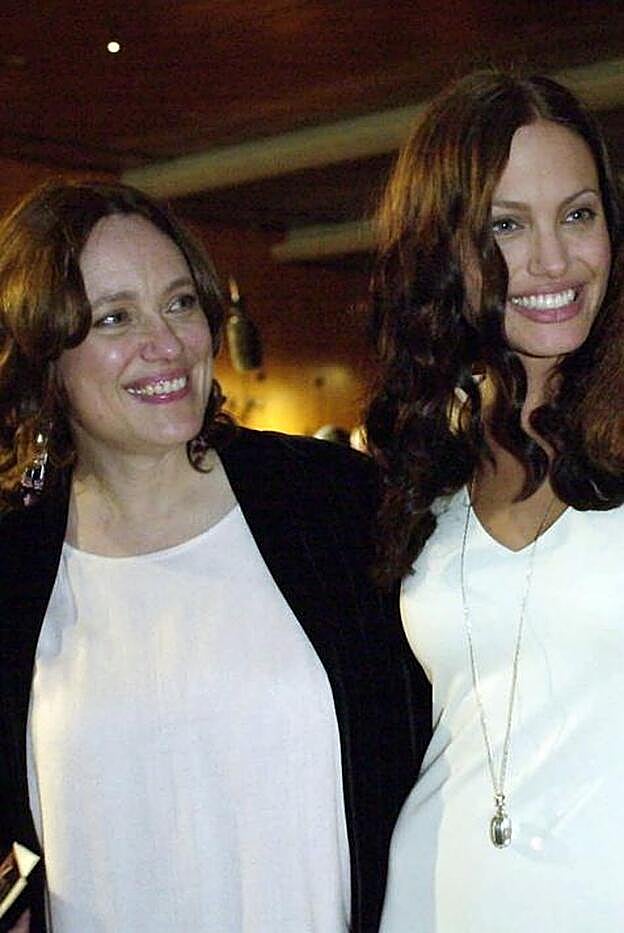 Angelina Jolie en una imagen junto a su madre, Marcheline Bertrand, en 2001.