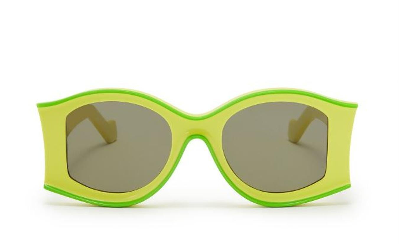 Si eres de las que apuesta por la moda y te encanta ir a la última cada temporada, estas gafas de acetato en tonos verdes flúor de la colección Paula's Ibiza de Loewe se van a convertir en tus mejores amigas.