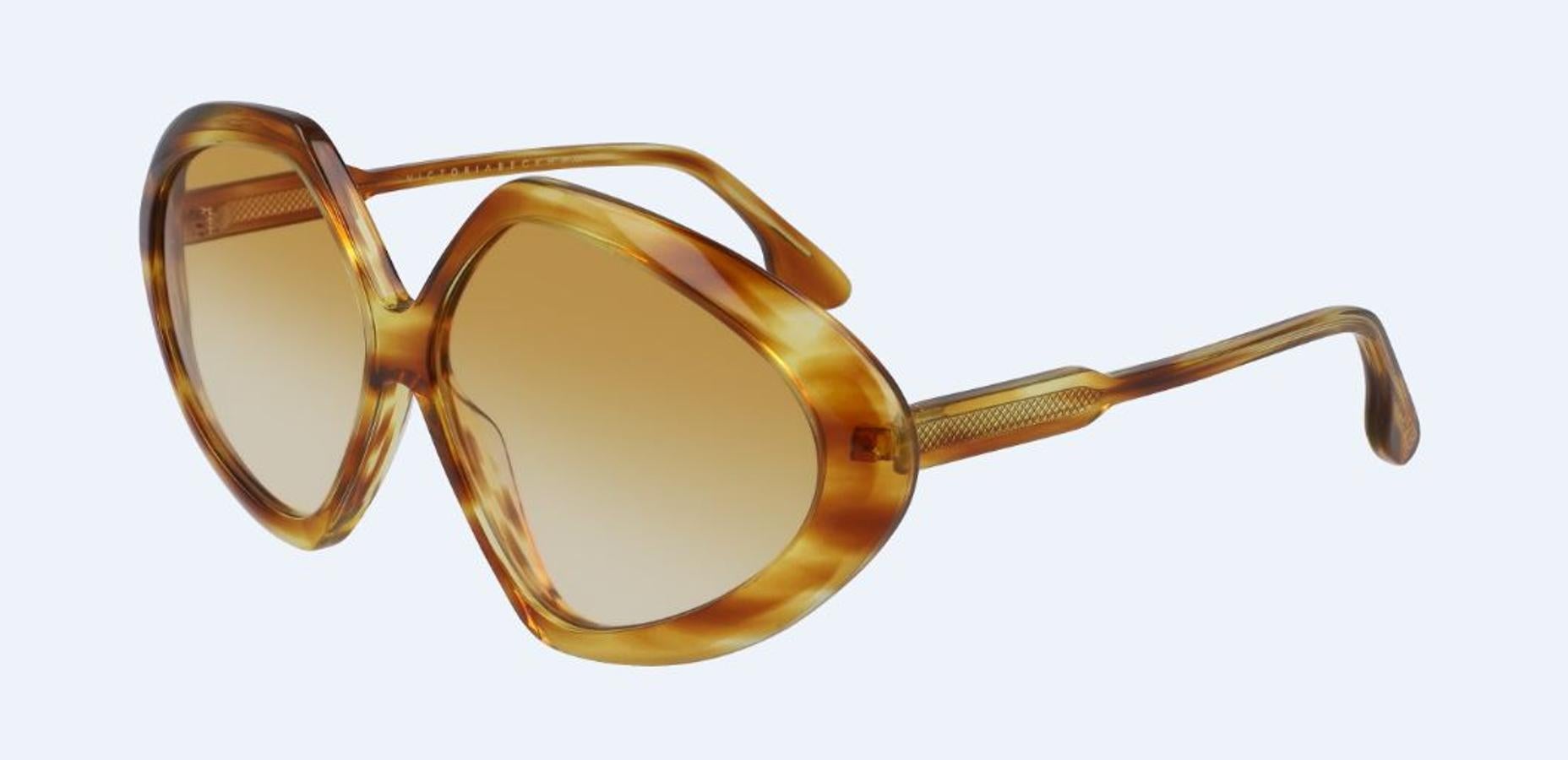 Todos los diseños de Victori Beckham nos gustan, incluidos los de las gafas de sol. Estas son de pasta, con una forma muy original y un color especial, sin duda.