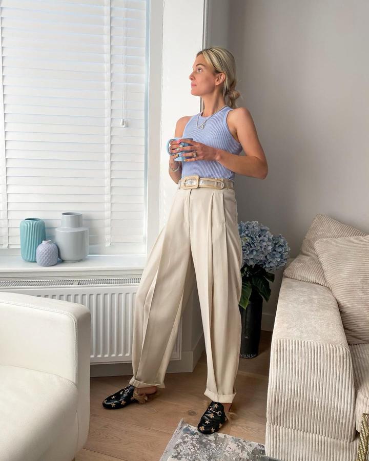 Unos pantalones de pinzas son la perfecta prenda comodín para este verano. Llévalos con un top de tirantes, como hace esta influencer.