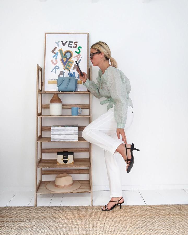 Los tops son los grandes protagonistas de esta temporada. Elige uno especial (como este de & Other Stories) y póntelo con un sencillo pantalón blanco.