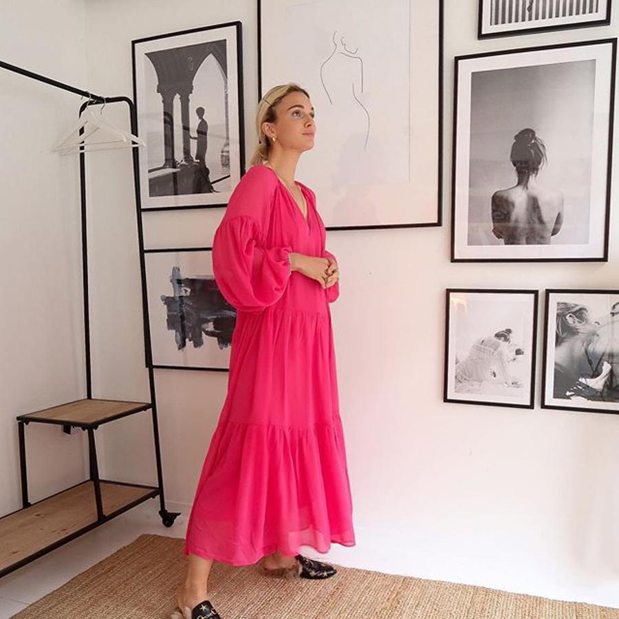 Tu fondo de armario necesita un vestido así. Largo en un color vistoso y con un corte que te puedas poner las 24 horas del día, desde por la mañana hasta por la noche. El que lleva ella es de H&M.