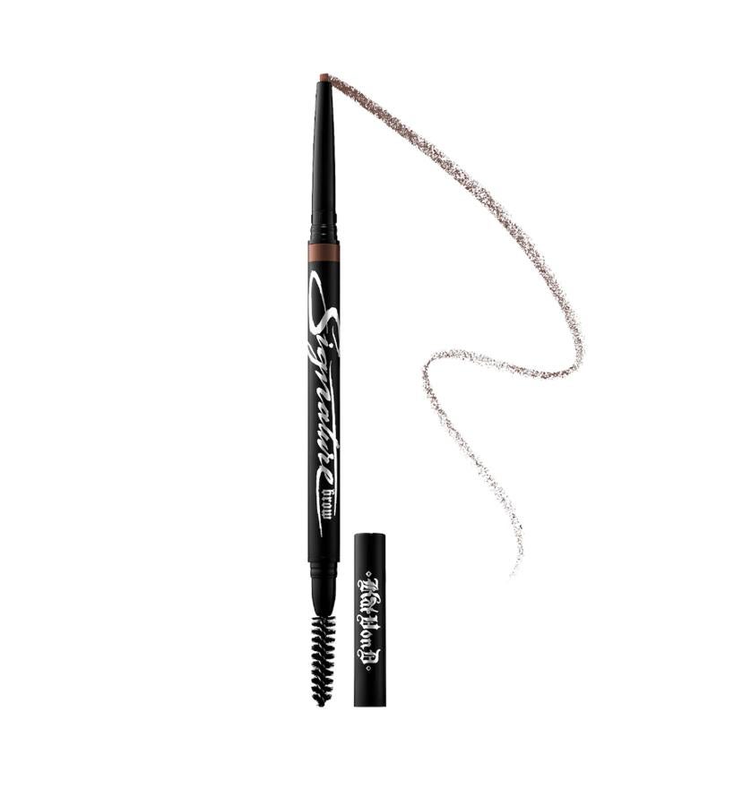 Su punta ultrafina, con forma elíptica y de 1 x 1,5mm es perfecta para delimitar la forma. Su fórmula es waterproof, de larga duración y modulable, lo que permite superponer tonos para personalizar las cejas.  Signature Brow de KVD  (19,55 €).