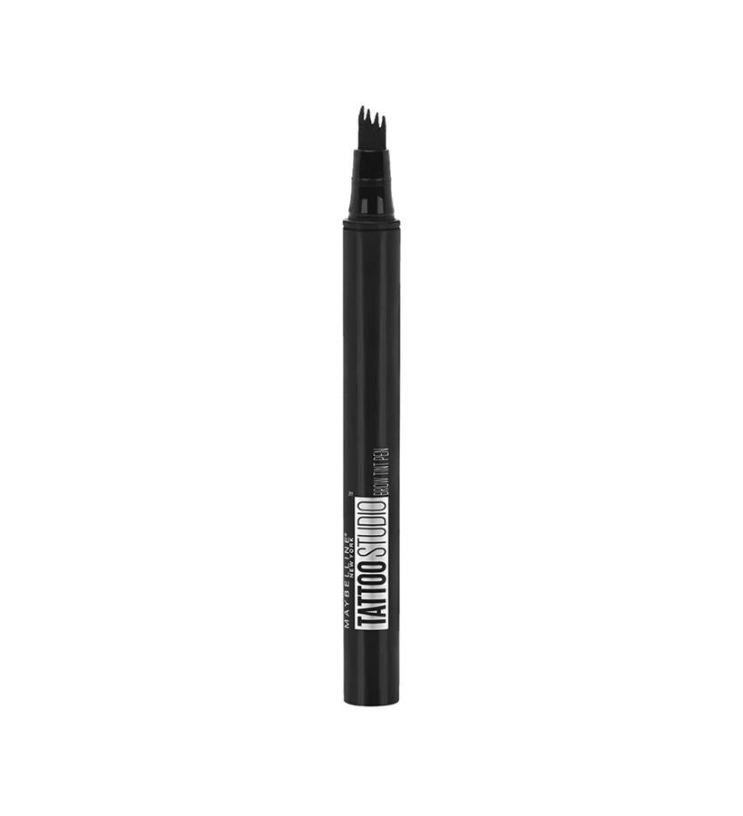Esta pluma de tinta para cejas tiene una punta dentada proporciona unos trazos tan naturales como el vello de las cejas. Además, su fórmula de larga duración dura hasta 24 horas, no se corre ni se transfiere.  Brow Tint Pen TattooStudio de Maybelline NY  (9,99 €).