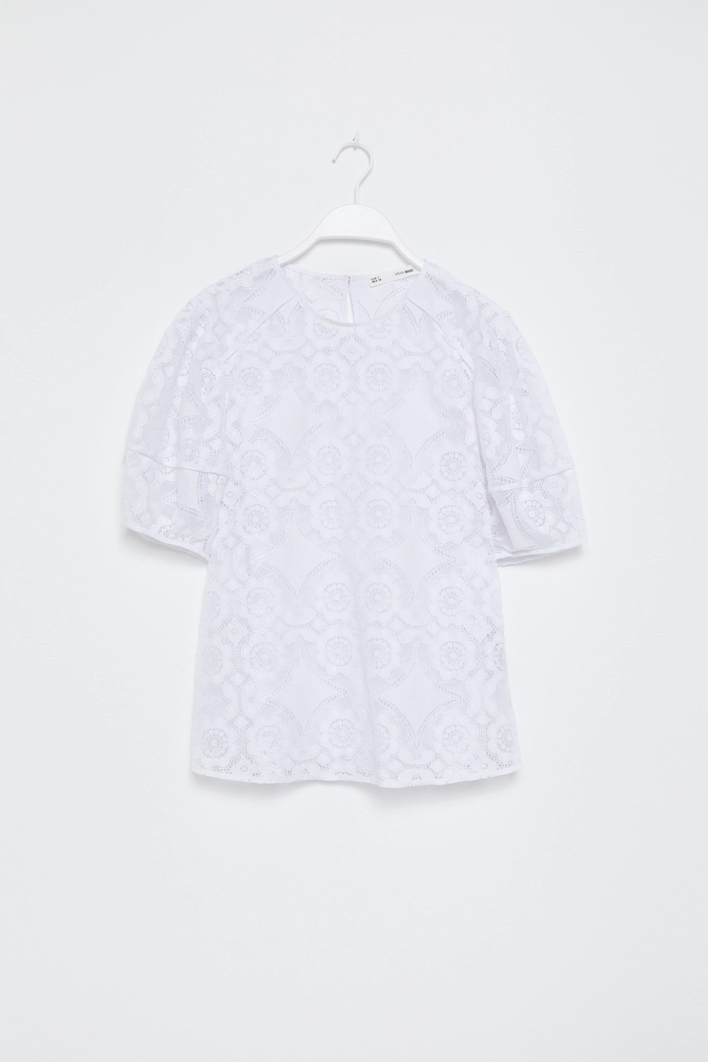 Top blanco de encaje de Sfera para un estilo más barroco. (19,99 euros).