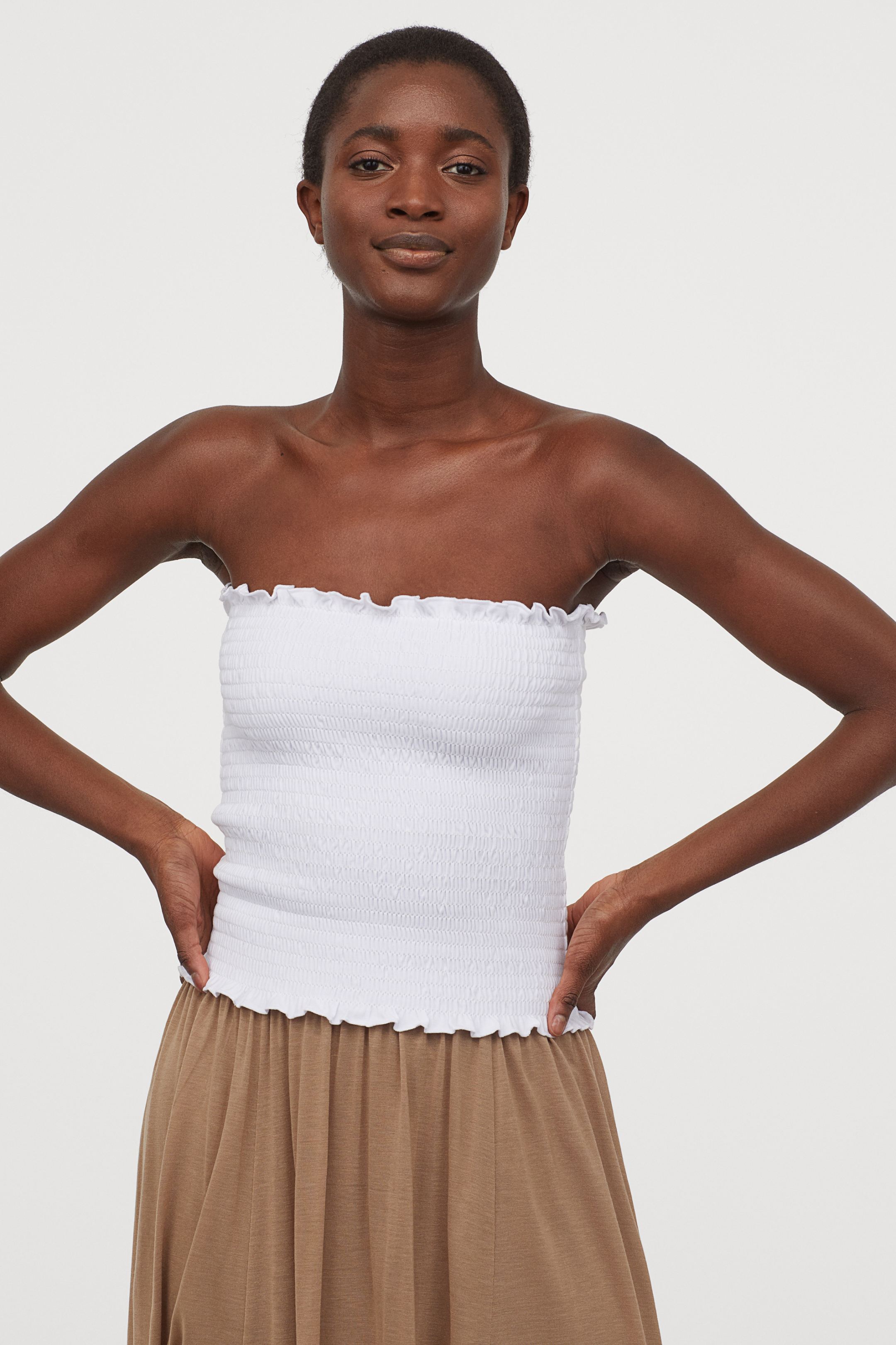 Destapa tu lado más sexy y presume de hombros bonitos este verano 2020 con este top blanco fruncido de tubo de H&M. (9,99 euros).