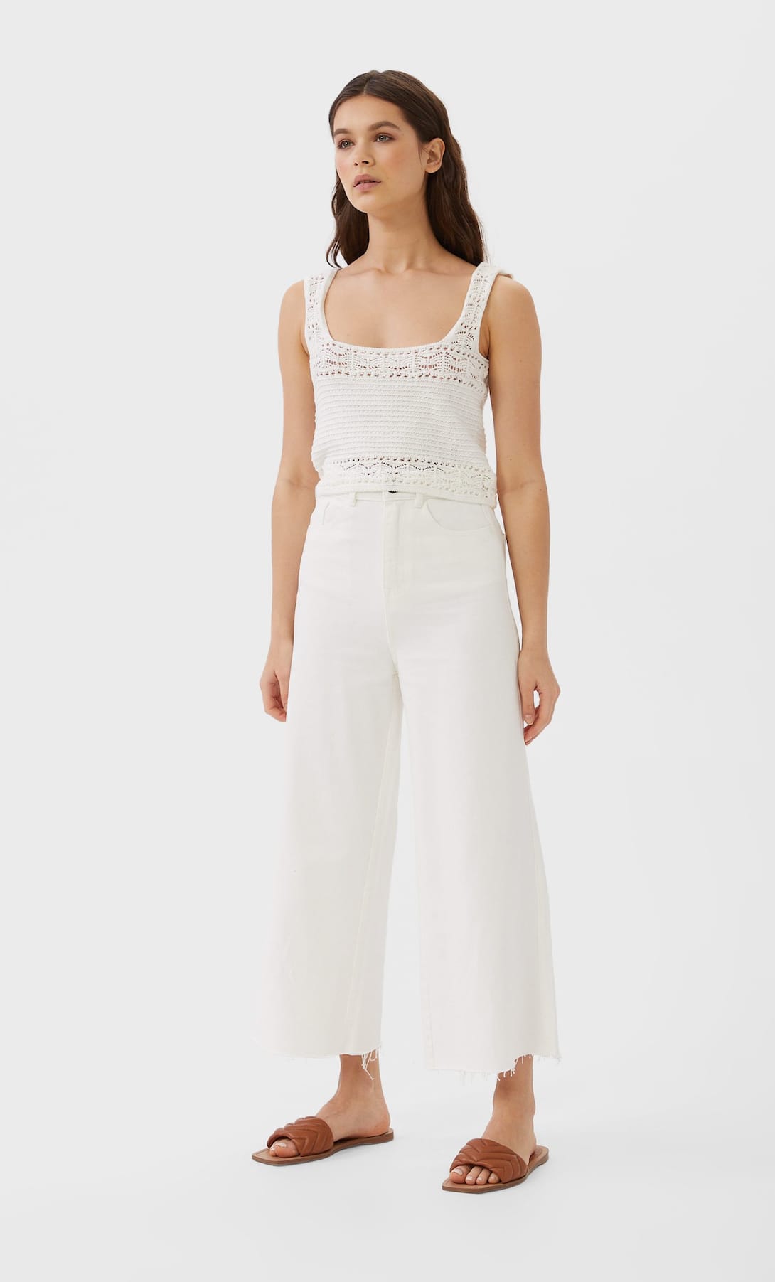 El crochet es otra de las tendencias más apetecibles para esta temporada. Toma nota: top blanco crochet de lo nuevo de Stradivarius. (12,99 euros).