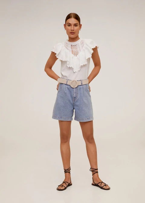 Top blanco de corte crop con volantes, panel de encaje y manga corta de la nueva colección de Mango. (25,99 euros).