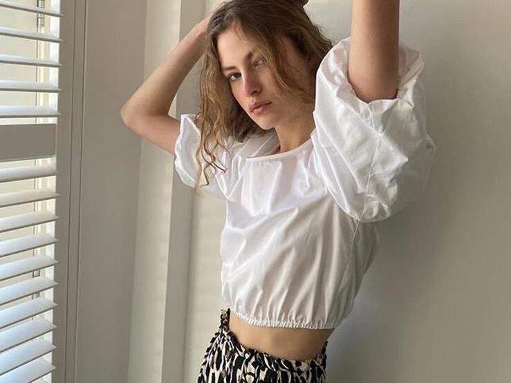 Fotos: Todos los tops blancos para verano que sientan bien a cualquier edad y combinan con todo