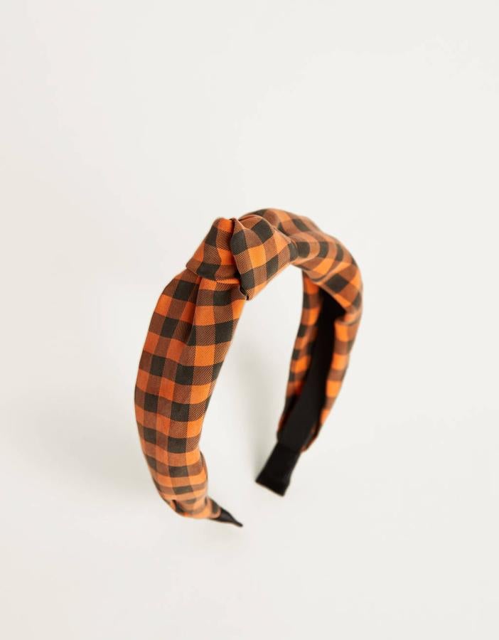 Este bonito estampado de cuadros en tonos naranjas con nudo en la parte superior es de Bershka y cuesta 5,99 euros.